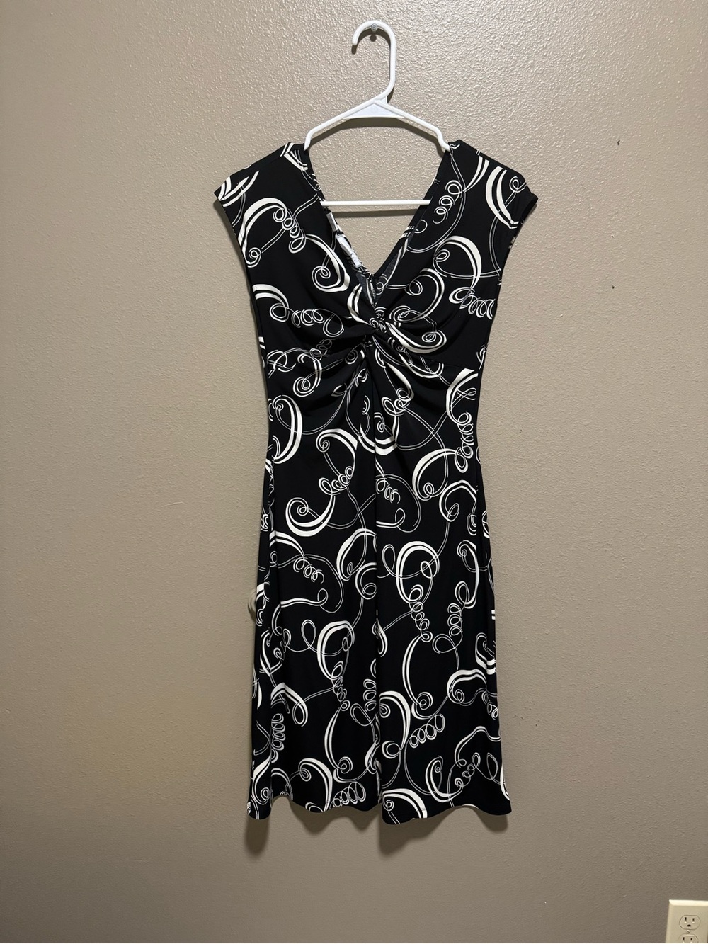 Sales $5 Lady Hathaway Black White Abstract Swirl V-Neck Sheath Knee length
